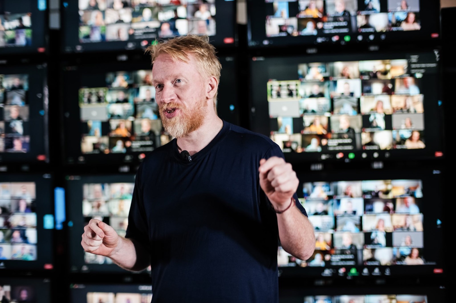 Petter Erik foran skjermvegg med webinardeltakere